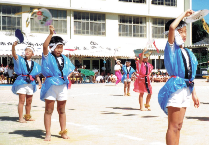 波止浜小学校運動会（本人は左から2人目）