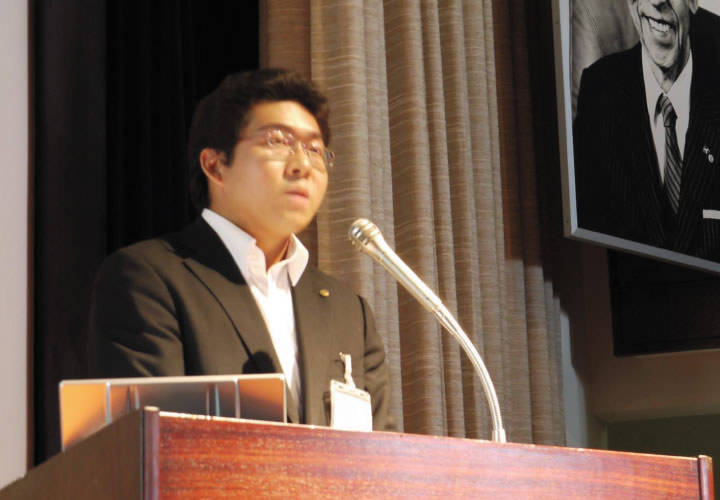 研修の成果を発表する審査会