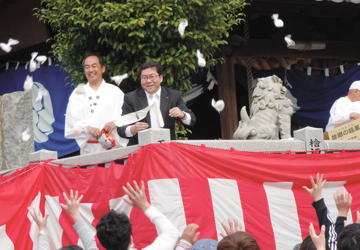 「旭方・龍神社荒神社 春の例大祭」にて餅撒き