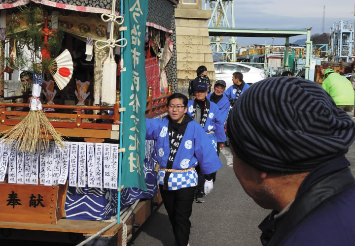 神明神社大祭にて山車を引く