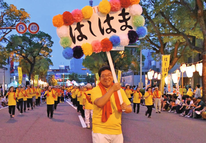 第22回今治市民のまつり「おんまく」にて「はしはま踊り隊」の先頭でプラカード担当
