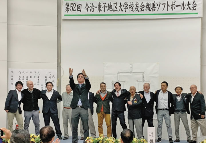 ソフトボール大会後の懇親会で「今治三田会」の皆さんと一緒に「若き血」を熱唱！