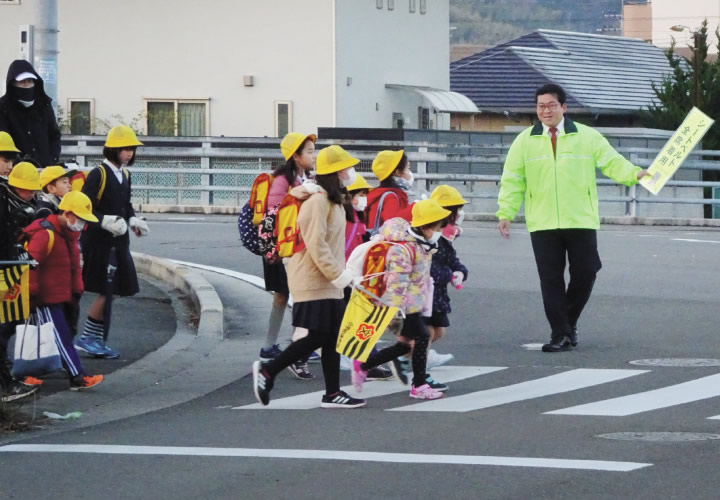 今治交通安全協会波止浜支部の<br>一員として朝の街頭啓発活動！