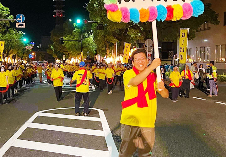 今治市民のまつり『おんまく』にて『はしはま踊り隊』隊列先頭のプラカード担当