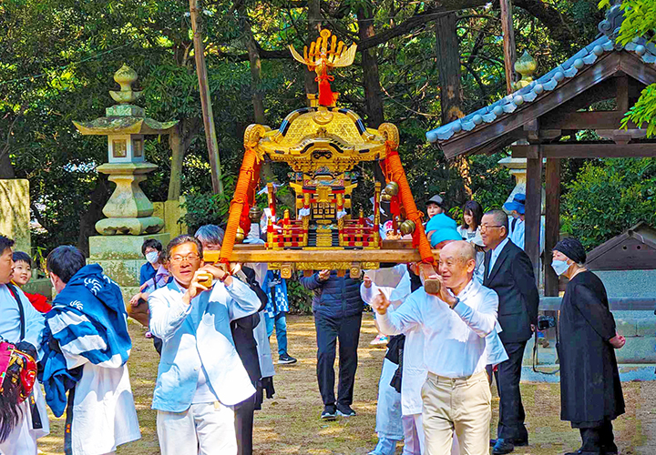 杣田真名井神社例大祭にて神輿を担ぐ